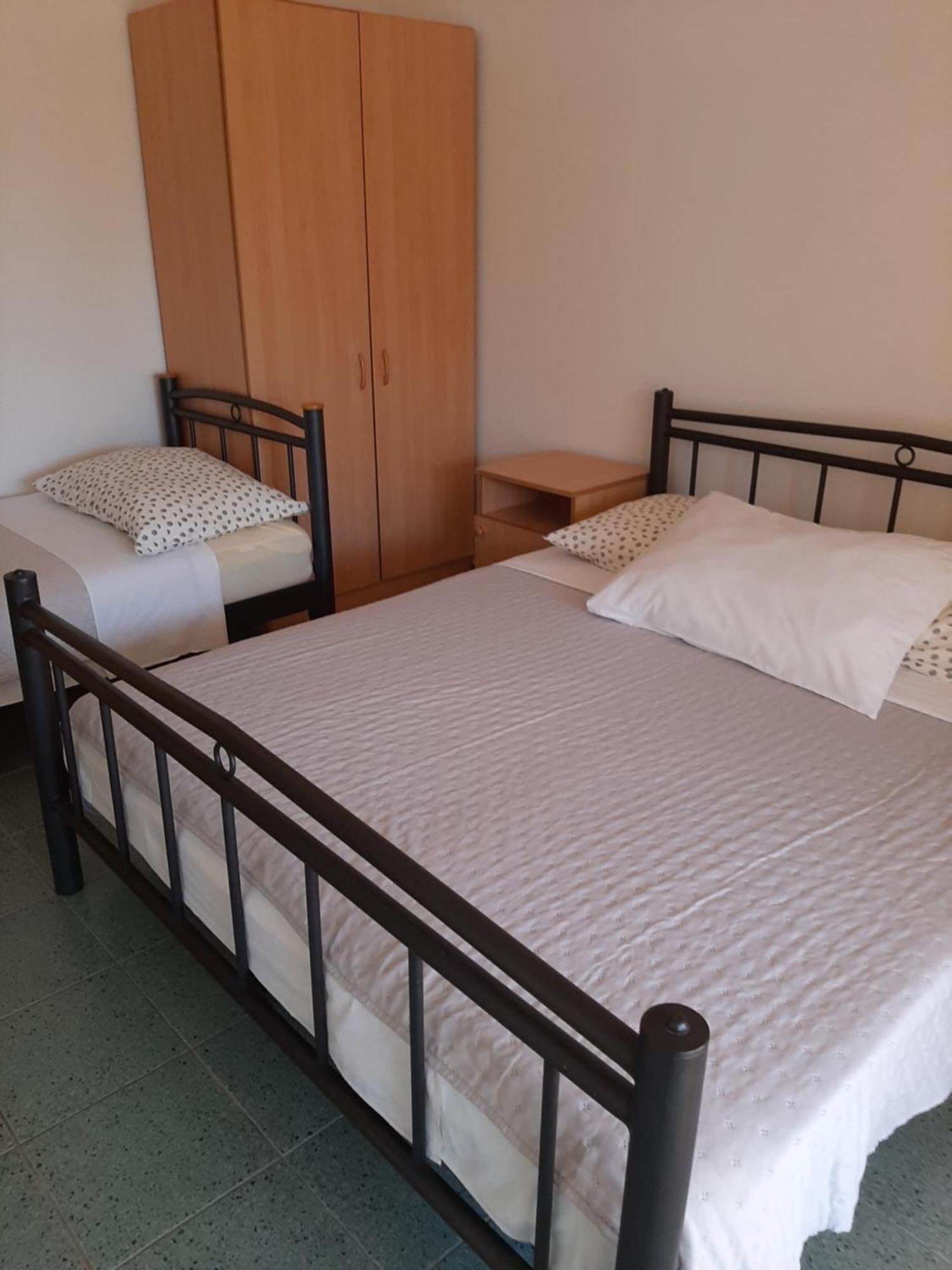 Apartments Marta Starigrad Paklenica Rom bilde