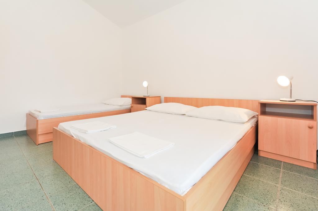 Apartments Marta Starigrad Paklenica Rom bilde