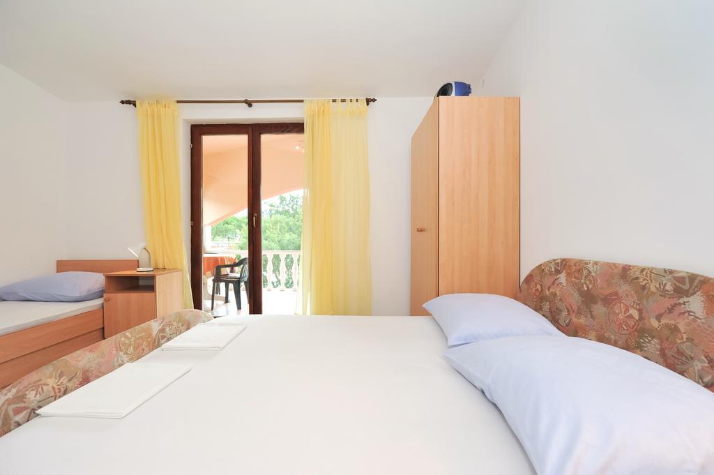 Apartments Marta Starigrad Paklenica Rom bilde