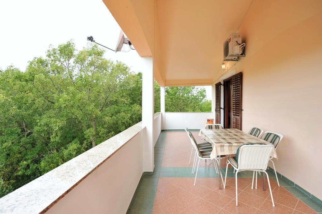 Apartments Marta Starigrad Paklenica Rom bilde