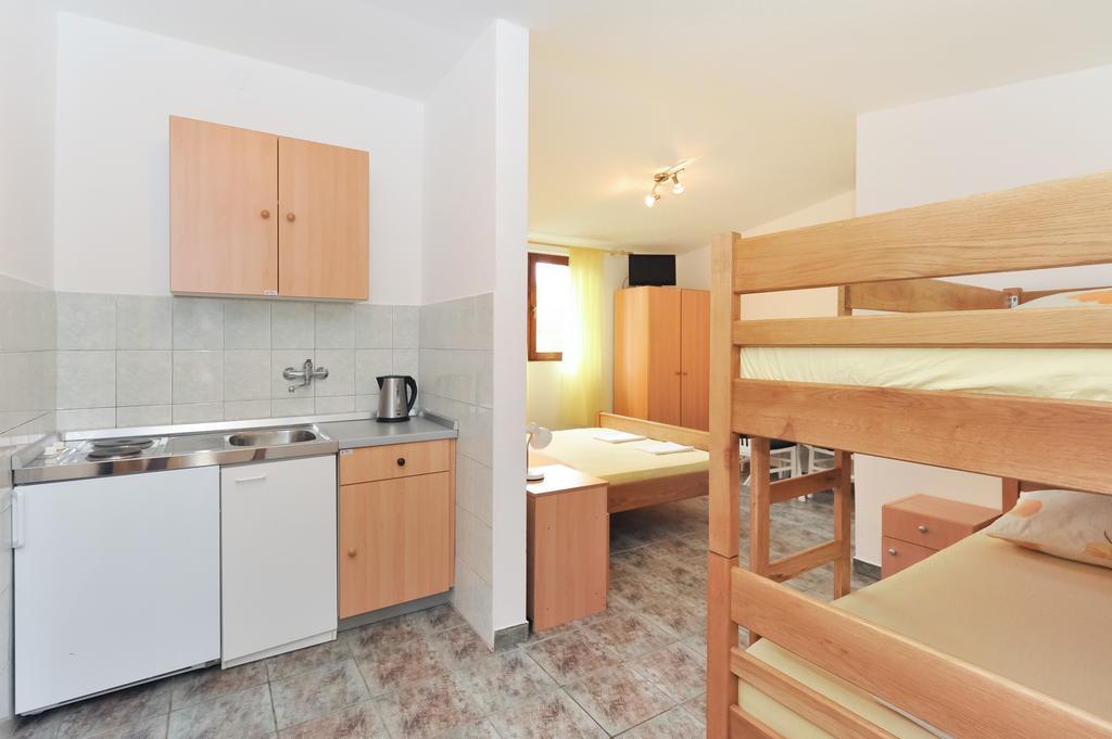 Apartments Marta Starigrad Paklenica Rom bilde