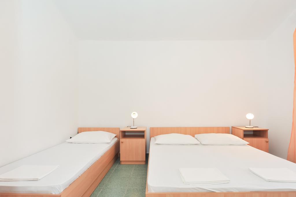 Apartments Marta Starigrad Paklenica Rom bilde